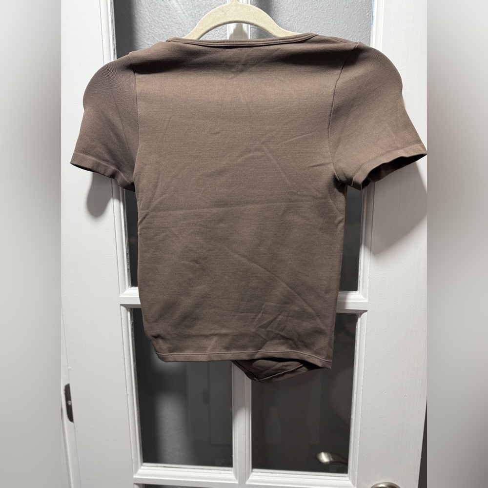 NWOT OQQ Short Sleeve Crew Neck Ruched Tee Shirt - Picture 8 of 9